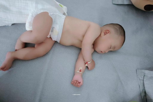 微山三个月宝宝抬头不稳